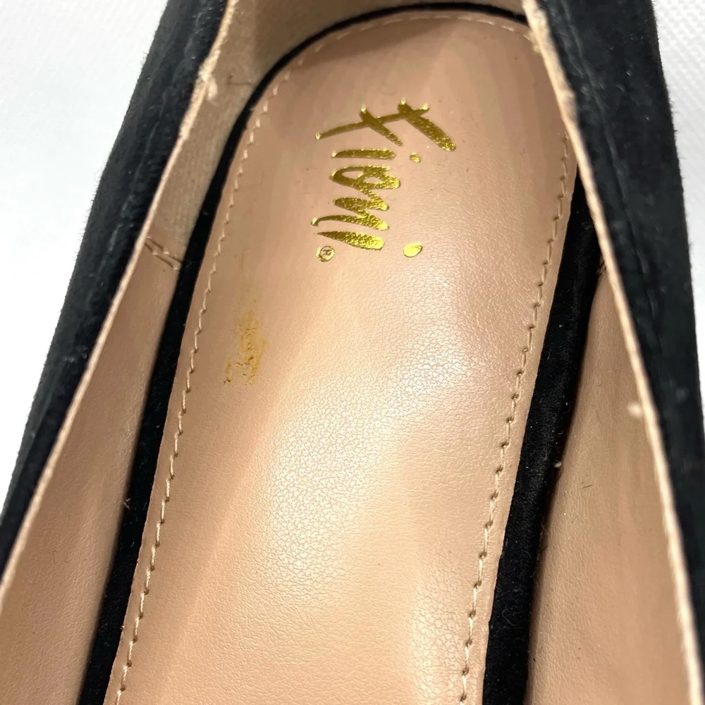 Fioni Faux Suede Black With Gold Accent Round Tip Heels Sz 10. 2" heel - Picture 2 of 10